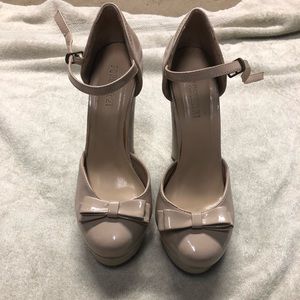 Light pink stiletto heels with bow